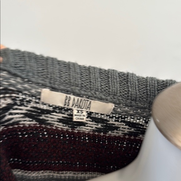 BB Dakota XS Wool Blend Gray and Red Crew Neck Sweater with Geometric Pattern - Picture 4 of 9